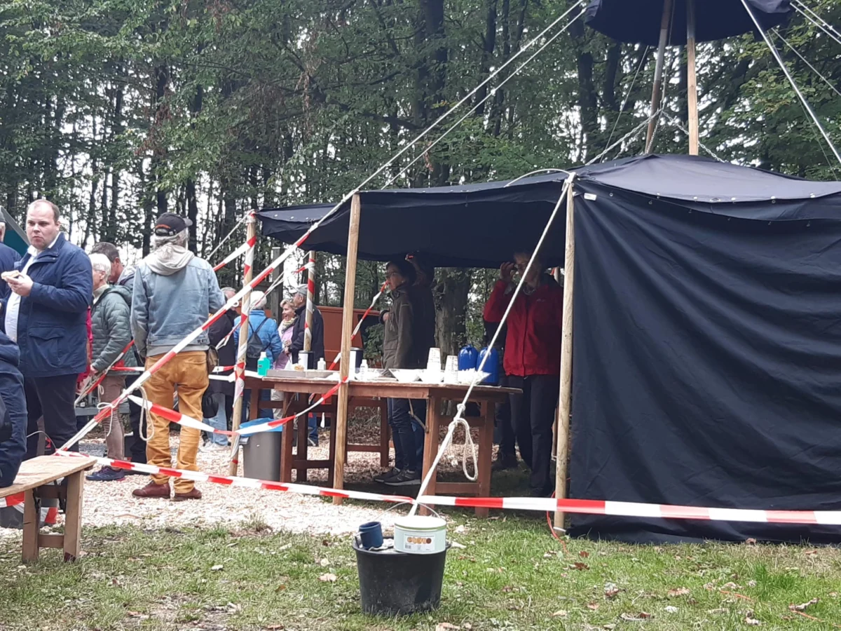 Geholfen und mit Zelten unterstützt haben uns die Pfadfinder "vom Stamme der Korsaren".